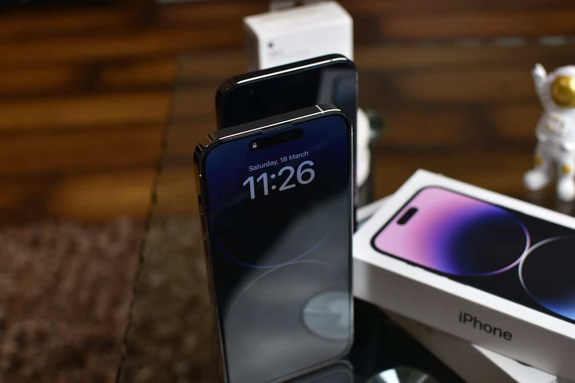 twee iphone 14 pro's met verpakking