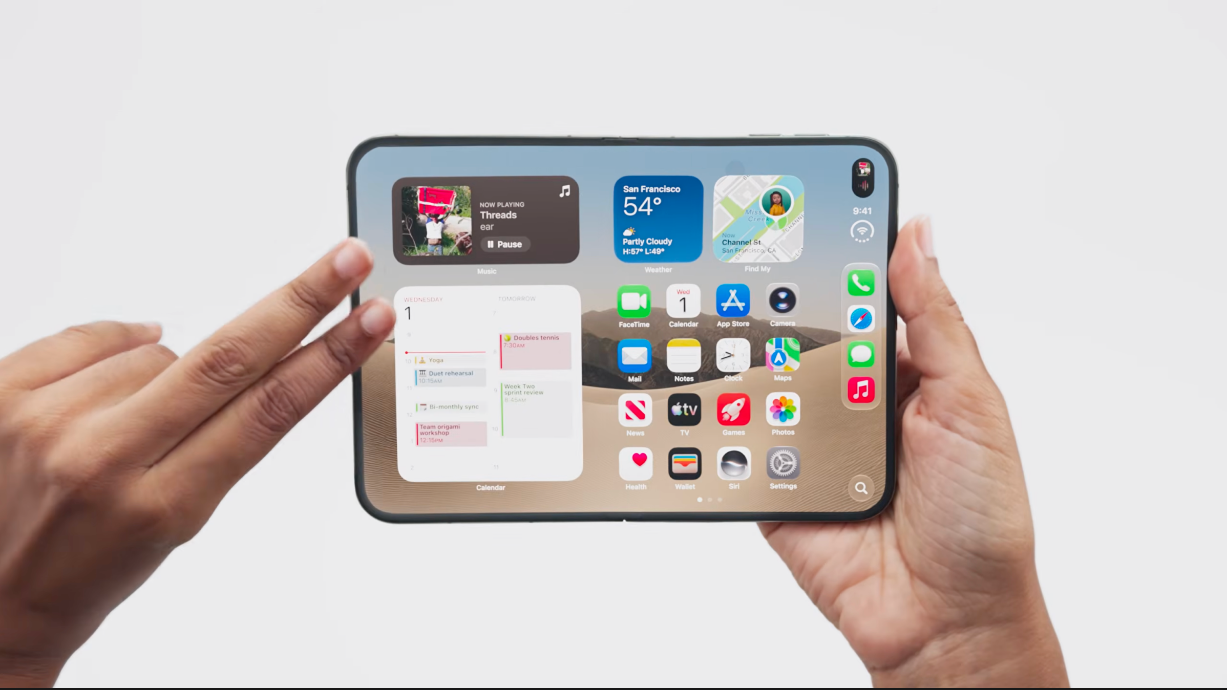 De vouwbare iPhone opengevouwen in twee handen, met op het brede binnenscherm widgets voor muziek, weer, Find My en agenda naast een raster met apps